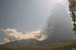 8 Penerbangan ke Pulau Flores dan Lembata Dibatalkan Imbas Erupsi Gunung Lewotobi Laki-Laki