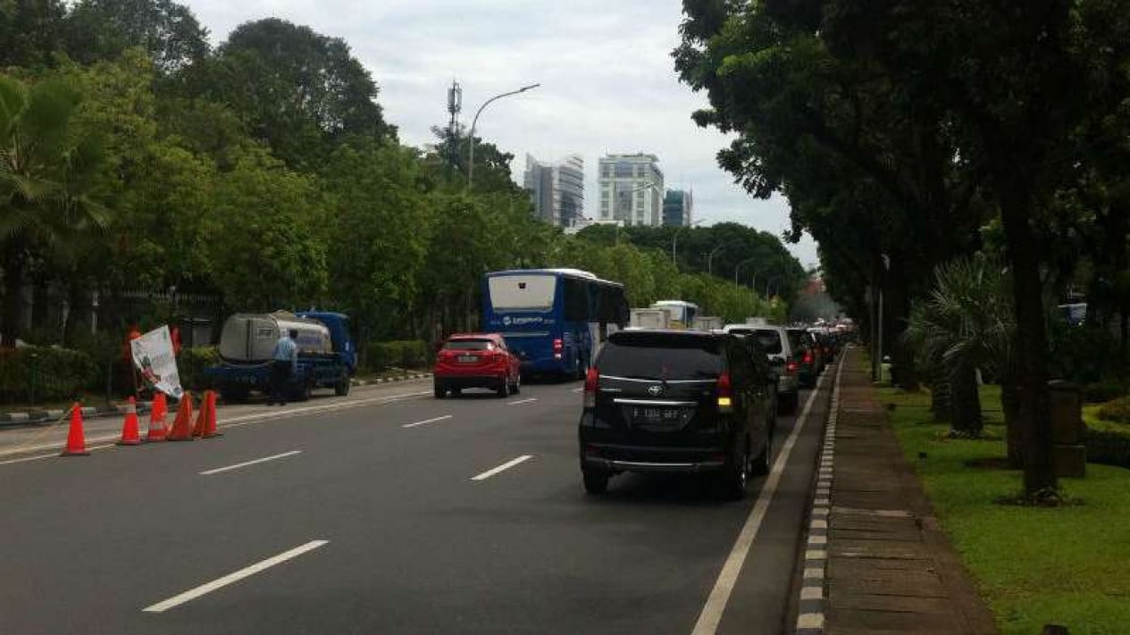 Demo Sopir Truk Lumpuhkan Jalan Medan Merdeka Selatan, Kebijakan ODOL Jadi Pemicu Utama.