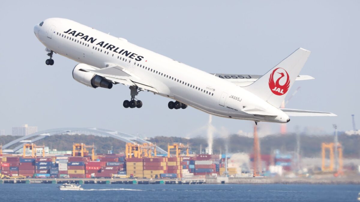 Japan Airlines Tawarkan Tiket Domestik Gratis untuk Turis Asing: Strategi Komprehensif Mengatasi Overtourism dan Menggairahkan Pariwisata Jepang