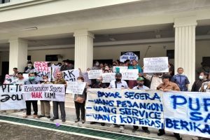 Saat Buruh Korban PHK Orasi dan Bentangkan Spanduk di Rapat Paripurna