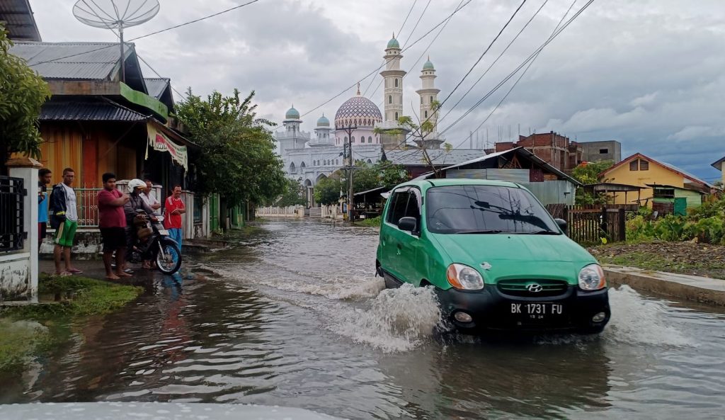 Titiek dan Didiet Tenangkan Pengungsi Banjir Pidie: Sabar Ya, Kami Bantu, Janji Bantuan Komprehensif dan Pemulihan Trauma