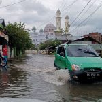 Titiek dan Didiet Tenangkan Pengungsi Banjir Pidie: Sabar Ya, Kami Bantu, Janji Bantuan Komprehensif dan Pemulihan Trauma